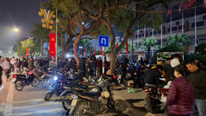 CĐV xếp hàng xuyên đêm chờ mua vé tuyển Việt Nam đấu Singapore lượt về