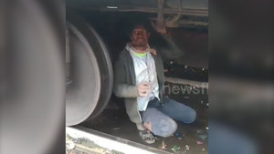 Trốn vé, người đàn ông nằm dưới toa tàu hỏa gần 290 km