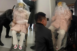 Bức ảnh bọc sản phụ trong túi nylon khổng lồ để tránh gió gây sốt mạng 