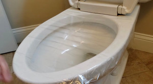 Cách thông tắc bồn cầu bằng băng dính hiệu quả bất ngờ
