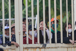 Không được vào sân, CĐV xem Nguyễn Xuân Son tập luyện qua khe cửa