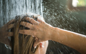 Không chỉ đột quỵ, thói quen tắm khuya còn gây loạt hệ lụy nguy hiểm này