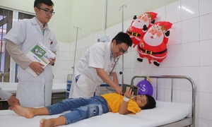Uống nhầm thuốc trừ sâu đựng trong chai nước ngọt, em bé 8 tuổi nguy kịch