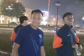 Tuyển Việt Nam bị cấm trại, cầu thủ Singapore đi chơi xe điện công viên