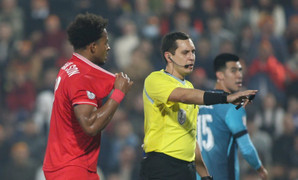 Vì sao cầu thủ Singapore thoát thẻ đỏ dù kéo rách áo Xuân Son?