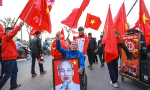 CĐV rực sắc đỏ quanh sân Việt Trì, chờ tuyển Việt Nam vào chung kết AFF Cup 2024