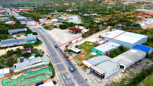 Xe tải ngang nhiên đi lùi trên quốc lộ 1 qua Ninh Thuận