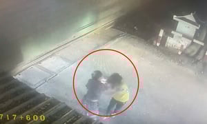 Từ chối mở gác chắn tàu, nữ nhân viên đường sắt bị đánh gãy mũi