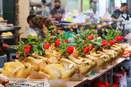 Cảnh khác lạ ở chợ Hà Nội trong ngày đầu tháng giáp Tết 