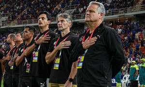 Thành viên tuyển Thái Lan khiêu khích HLV Philippines