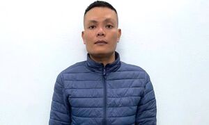 Mâu thuẫn tình cảm, người đàn ông bắt giữ bạn gái, cướp điện thoại