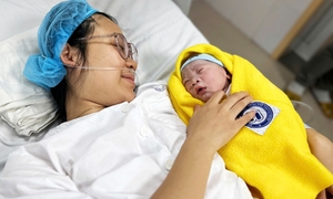 Những công dân nhí đầu tiên chào đời trong năm 2025 tại Hà Nội