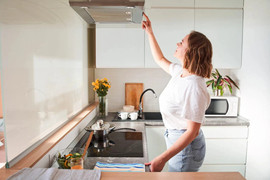 Cách vệ sinh máy hút mùi không cần tháo