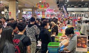 Hàng quán, trung tâm thương mại chật kín khách ngày đầu năm 2025