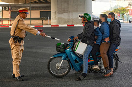 Cố tình đi ngược chiều, tài xế hối hận vì bị phạt tiền bằng cả tháng lương