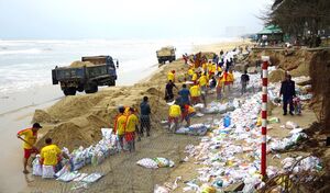 Hàng trăm người dựng tường ngăn sóng, 'vá' bãi biển đẹp nhất hành tinh ở Đà Nẵng