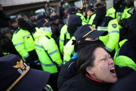 Cảnh sát Hàn Quốc bắt đầu giải tán người ủng hộ ông Yoon ngoài dinh tổng thống