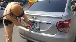 Từ 1/1/2025, che, dán biển số ô tô để 'né' phạt nguội bị phạt tới 26 triệu đồng