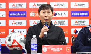Trực tiếp họp báo HLV Kim Sang-sik: Tuyển Việt Nam không có gì phải sợ Thái Lan