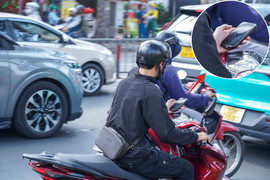 TP.HCM: Leo lề đường đi giao hàng, tài xế bật khóc nghe mức phạt mới