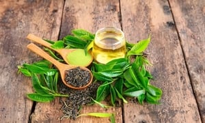 Điều gì xảy ra với cơ thể khi uống trà xanh thêm vài lát gừng mỗi ngày?