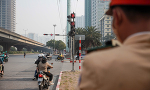 Đèn tín hiệu 'đang xanh bất ngờ đỏ', Cục CSGT nêu hướng xử lý