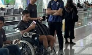 Ngôi sao Thái Lan ngồi xe lăn sang xem đội nhà thua Việt Nam rồi về nước