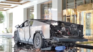 Nghi phạm vụ nổ xe Tesla từng phục vụ ở Ukraine, Afghanistan