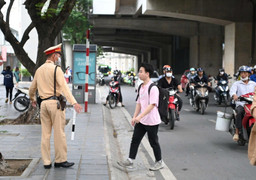 Người đi bộ vượt đèn đỏ bị phạt đến 250.000 đồng