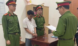Ẩu đả bị thương, được khuyên đi bệnh viện còn đánh cả công an