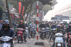 Bất chấp mức phạt 6 triệu, nhiều người vẫn leo xe máy lên vỉa hè tránh ùn tắc