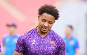 Đồng đội quá khéo làm Xuân Son 'bở hơi tai', chạy vòng quanh không lấy được bóng