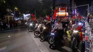 Cả nước 'đi bão' ăn mừng tuyển Việt Nam vô địch