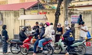 Quán 'bánh chuối Xuân Son' đông khách đột biến, cô chủ tiết lộ nhiều điều thú vị