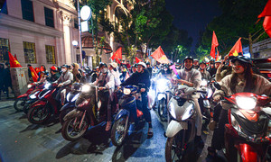 Mừng Việt Nam vô địch, dân Hà Nội 'đi bão' văn minh, ngay ngắn chờ đèn đỏ 