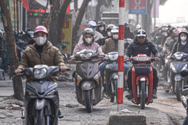 Theo quy định mới, đi xe máy lên vỉa hè bị phạt bao nhiêu tiền?