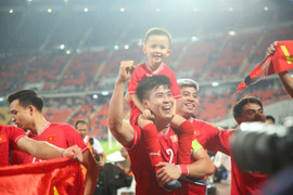 Duy Mạnh, Quang Hải ăn mừng chiến thắng cùng người hâm mộ Việt Nam ở Thái Lan