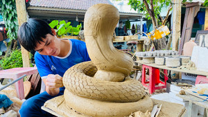 Thợ trẻ làng gốm trứ danh xứ Quảng tỉ mẩn nhào nặn linh vật Tết Ất Tỵ