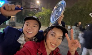 Sao Việt 'đi bão': Quyền Linh đội nồi, Bùi Công Nam gõ nắp xoong ăn mừng