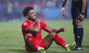 Cận cảnh Xuân Son chấn thương, nguy cơ gãy chân