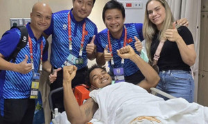 Xuân Son nằm trước phòng cấp cứu, cầm điện thoại xem tuyển Việt Nam vô địch