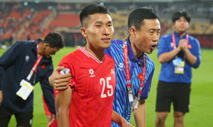 Cầu thủ Việt Nam sưng mắt vẫn lăn xả đấu Thái Lan