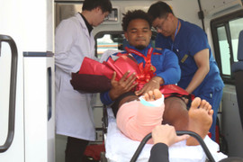 Tuyển Việt Nam rước cúp xuống sân bay, Xuân Son lên thẳng xe cứu thương