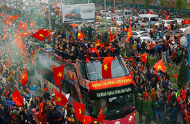 Xe bus 2 tầng đón đội tuyển Việt Nam về nước: Giá vé có đắt đỏ?
