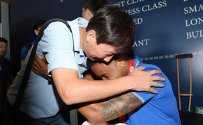 Xuân Son bật khóc nức nở nhận huy chương vàng từ HLV Kim Sang-sik