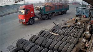 Chủ tiệm sửa xe 'phi thân' ngăn xe tải không người lái lao vào ô tô