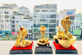Tượng rắn mạ vàng tiền triệu chờ khách rước về chơi Tết Ất Tỵ 2025