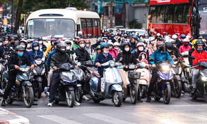 Mức phạt tăng, xe cộ xếp hàng thẳng tắp chờ đèn đỏ ở các ngã tư Hà Nội