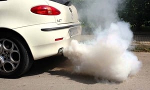 Ô tô nhả khói trắng: Nguyên nhân và cách khắc phục