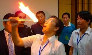 Kinh hoàng cảnh đào tạo nhân viên kiểu đa cấp: Bắt nuốt lửa để tăng sự tự tin